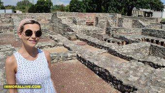 Göğüslü Sarışın Anne Ve Oğlu, Sıcak Bir Karşılaşmada Antik Kalıntıları Keşfediyor