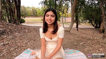 Latin Genç Hazel Heart, Pov Videosunda Duygusal Bir Sakso Çekiyor