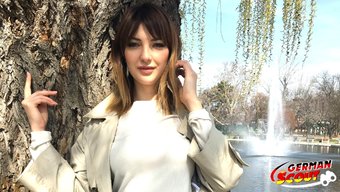 Alman Sokak Castingsinde Gevşek Göğüslü Genç Kızın Götü Beceriliyor