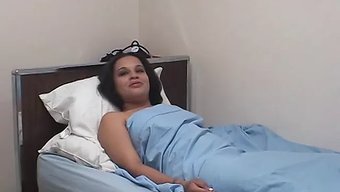 Irklararası Bebek Kaslı Bir Adamdan Ayak Işi Keyfi Alıyor