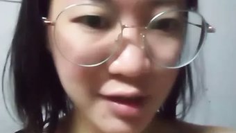 Asyalı Kız Ev Yapımı Tek Başına Oyun Oynamaktadır