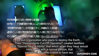 Japon Genç Amatör Bir Videoda Her Iki Erkeğe De Sakso Çekiyor