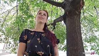 Alman Izci, Utangaç Kızıl Saçlı Üniversiteli Genç Kızını Büyük Doğal Göğüsleriyle Baştan Çıkarıyor