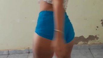 Bu Latin Kızın Seksi Bir Novinha Gibi Dans Etmesini Izleyin
