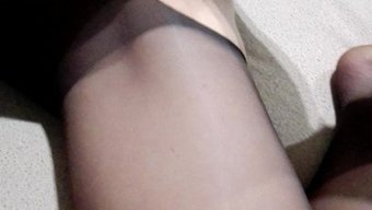 Iç Çamaşırı Giymiş Kız Kendini Tatmin Ediyor