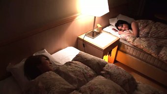 18+ Bebekler Ve Arkadaşlar, Birbirlerinin Vücutlarını Bir Cunnilingus Üçlüsünde Keşfediyorlar