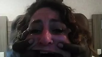 Irklararası Milf, Hd Videoda Büyük Siyah Yarrağından Sert Bir Şekilde Beceriliyor