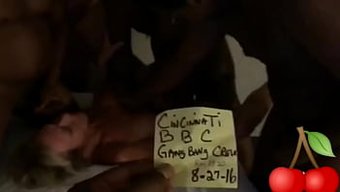 Büyük Popolu Cheerleader Karısı, Halka Açık Yerlerde Birden Fazla Adam Tarafından Gangbang Edilir