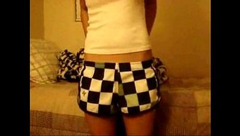 Ev Yapımı Pornoda Bir Koreli Genç Kızın Amını Yalayıp Kendini Oynatmasını Izleyin