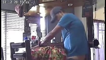 Yaşlı Adam Genç Bebek Bakıcısını Gizli Kamerada Baştan Çıkarıyor