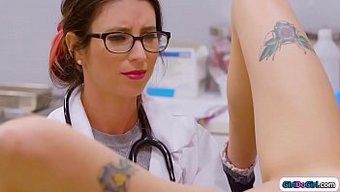 Üvey Anne Ve Üvey Kız Kardeşi Doktorlarını Üçlüye Çekmeye Çalışıyorlar