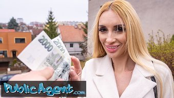 Göğüslü Sarışın Milf, Halka Açık Bir Yerde Büyük Bir Yükle Derin Bir Boğaz Sakso Çekiyor