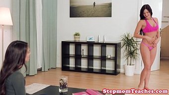 Dövmeli Genç Bir Kadın, Iki Yarrağı Emerek Ve Binerek Zevk Alıyor