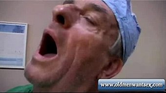 Genç Bir Adam, Orta Yaşlı Bir Doktor Tarafından Beceriliyor