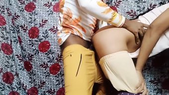 Desi Karısı Cowgirl Pozisyonunda Beceriliyor