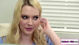 Sarışın Ve Esmer Bebekler Bu Sıcak Lezbiyen Videosunda Birbirlerine Giriyorlar
