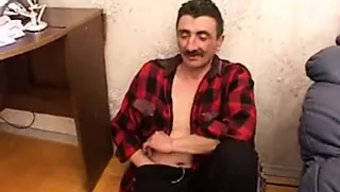 Sıkı Amcık Üvey Kızı, Sıcak Bir Videoda Üvey Babası Tarafından Yönetiliyor
