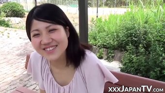 Japon Kızla Halka Açık Mastürbasyon, Zevkten Sıçrıyor