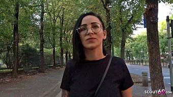 Dolgun Göğüslü Alman Genç, Ilk Anal Deneyimini Nakit Parayla Yaşıyor