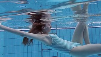 Bikini Giyen Genç Kız Duşta Yaramazlık Yapıyor
