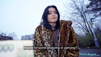 Fransız Güzel Crystal Cherry Crystal, Halka Açık Bir Yerde Para Kazanmak Için Bir Blowjob Teklif Etti.