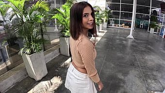 Aisha Ferrari Ve Abonesinin Sıcak Alışveriş Merkezi Karşılaşması Ve Halka Açık Banyo Macerası