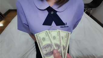 Tatlı Bir Okul Kızı, Yabancı Bir Adam Tarafından Sikerken Suratına Boşalıyorlar.