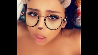 Üvey Kız Kardeşim Beni Webcam'De Baştan Çıkarıyor Ve Ikimiz De Kamerada Sikişiyoruz.