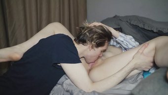 Rus Genç Kızın Kölesi Tarafından Ayakları Ve Amı Yendiği Ev Yapımı Bir Video