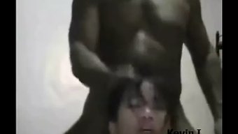 Asyalı Genç, Azgın Siyah Tarafından Sıkı Göt Deliğine Sikişiyor