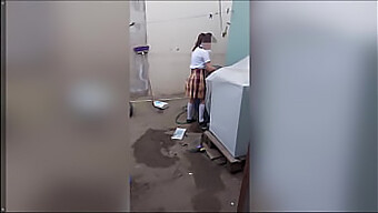 Üvey Kızımın Iç Çamaşırları Bahçede Üvey Oğlum Tarafından Yıkılıyor